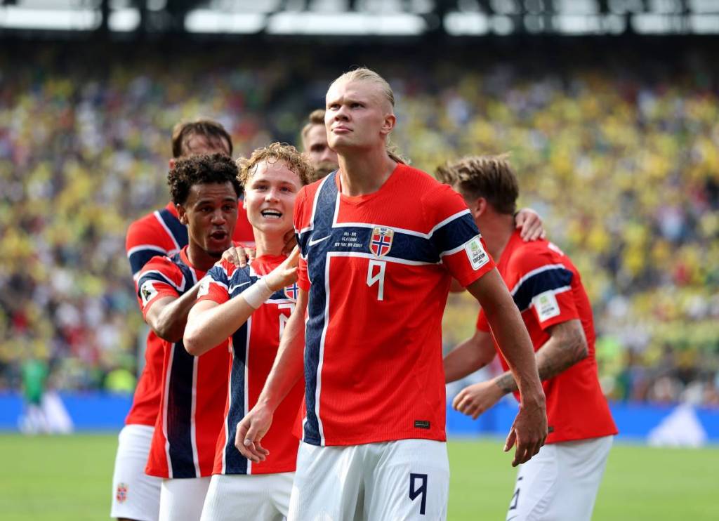 EAST RUTHERFORD, NOVA JERSEY – 5 DE JULHO: Erling Haaland, nº 9 da Noruega, comemora com os companheiros de equipe após marcar o primeiro gol da sua seleção durante a partida das oitavas de final da Copa do Mundo da FIFA 2026 entre Brasil e Noruega, no New York New Jersey Stadium, em 5 de julho de 2026, em East Rutherford, Nova Jersey.