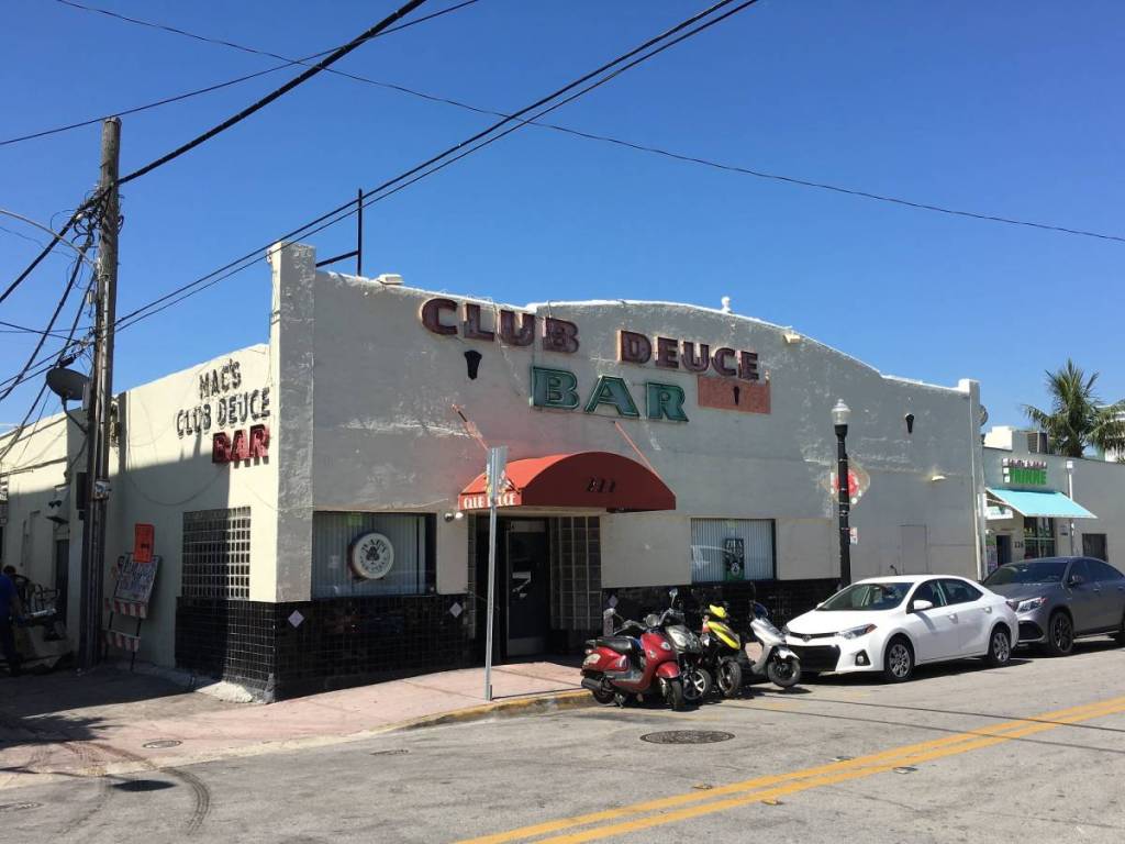 Exterior del Mac's Club Deuce Bar