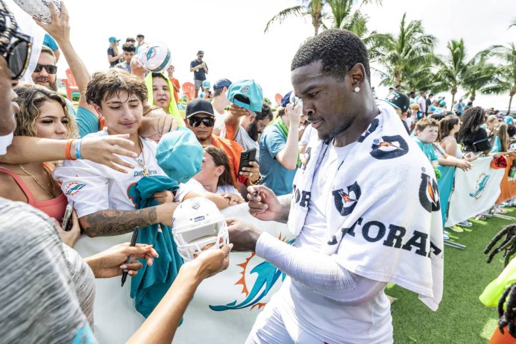De'Von Achane dando autógrafos