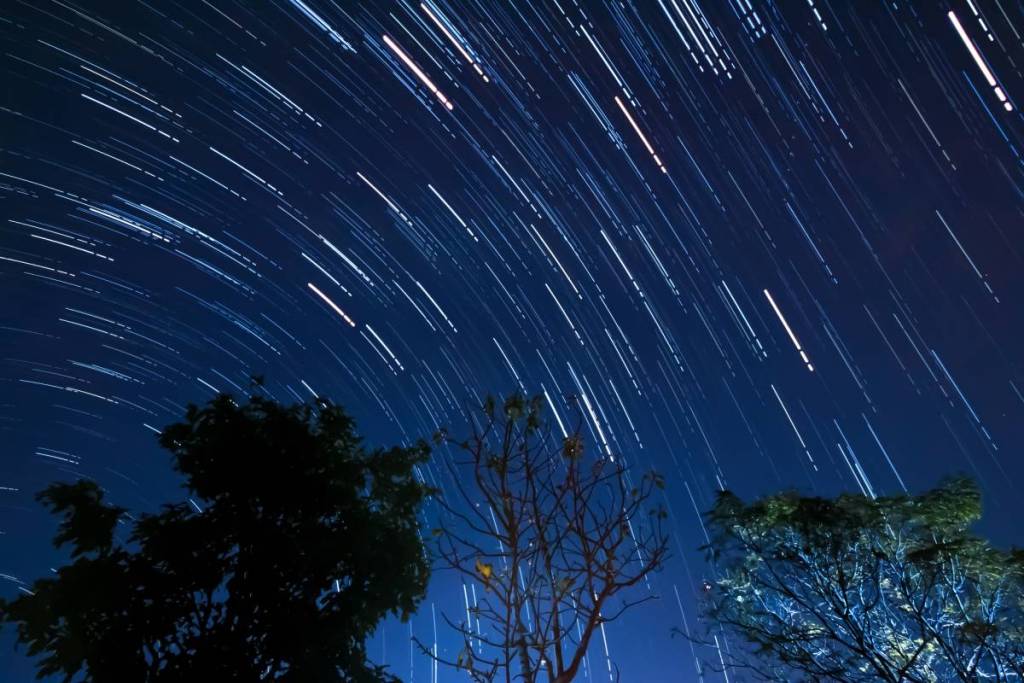 Meteorschauer am Nachthimmel