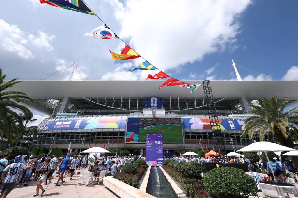 MIAMI GARDENS, FLÓRIDA – 3 DE JULHO: Vista geral do exterior do estádio antes da partida das oitavas de final da Copa do Mundo da FIFA 2026 entre Argentina e Cabo Verde no Miami Stadium, em 3 de julho de 2026, em Miami Gardens, Flórida.