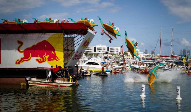 Assista às máquinas voadoras personalizadas decolarem de uma rampa de 22 pés na competição gratuita do Red Bull Flugtag em Miami, neste mês de outubro