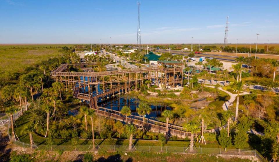 Weniger als eine Stunde von Miami entfernt hebt dieser kostenlose Steg mit einem 40-Fuß-Aussichtsturm Wanderer hoch über die Everglades