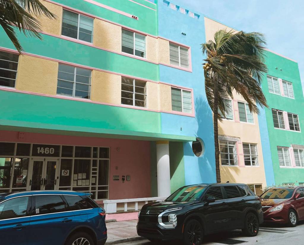 Carros estacionados em Miami Beach