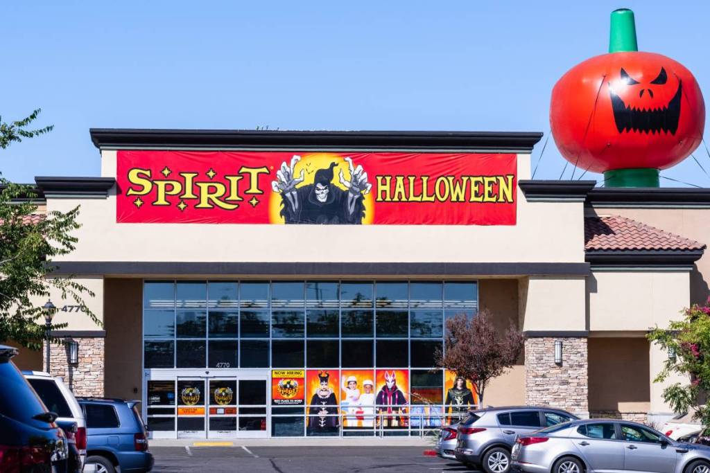 Loja sazonal da Spirit Halloween; a Spirit Halloween LLC é uma loja sazonal que fornece decorações, fantasias, adereços e acessórios de Halloween
