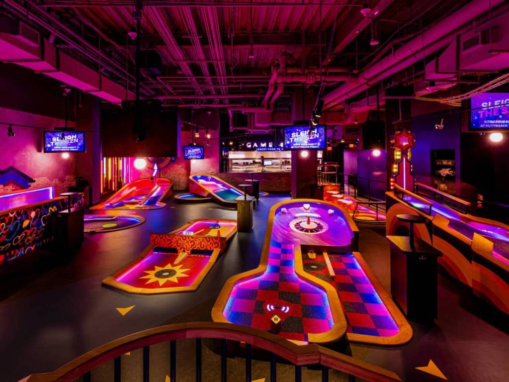 Interior do Puttshack Brickell