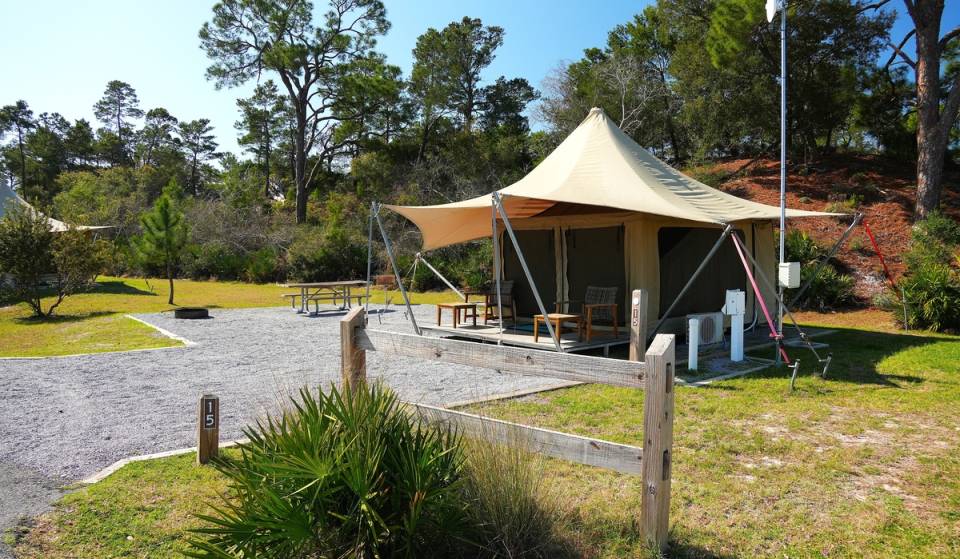 Dieser Florida-Staatspark, der zum zweitbesten Campingplatz im Südosten gekürt wurde, bietet Übernachtungsmöglichkeiten ab nur 28 Dollar mit direktem Zugang zum Strand, der Beobachtung von Wasservögeln und frei herumlaufenden Rehen