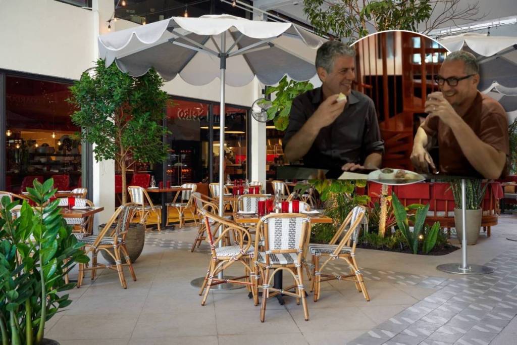 Imágenes de Anthony Bourdain y Michael Schwartz durante el rodaje de *The Layover*, en Michael’s Genuine