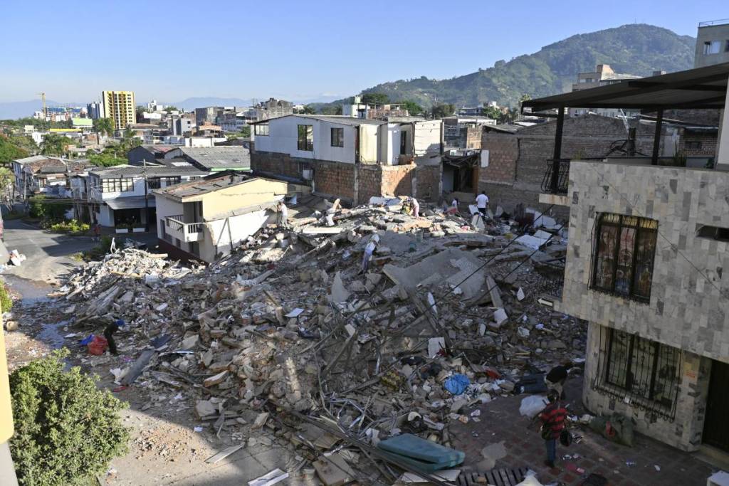 PEREIRA, COLOMBIA - 11 DE AGOSTO: Vista general de los edificios derrumbados en el barrio de Mejía Robledo tras el terremoto de magnitud 7,4 que sacudió Colombia el 11 de agosto de 2026 en Pereira, Colombia. Un informe oficial de Asocapitales contabiliza 169 muertos y más de 900 heridos. El USGS situó la magnitud del terremoto en 7,4.