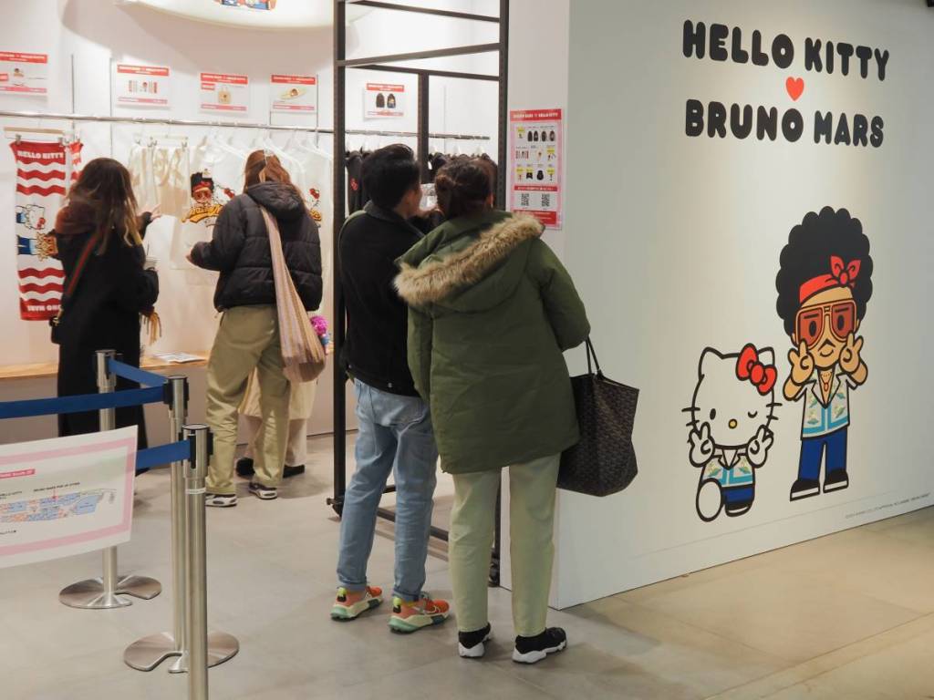 TOKIO, JAPÓN - 26 de enero de 2024: Fachada de la tienda pop-up de Hello Kitty x Bruno Mars. Está en el barrio de Shibuya, en Tokio.
