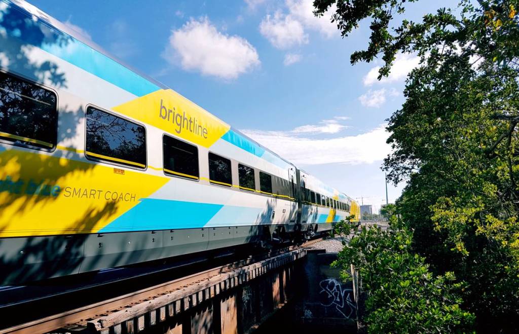 Trem azul e amarelo da Brightline