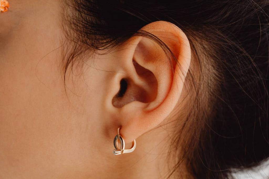 Gros plan détaillé sur l’oreille d’une femme ornée d’une boucle d’oreille stylée