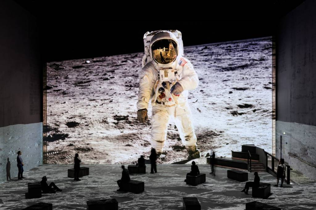 Narré par Tom Hanks, un dôme spatial high-tech de la NASA à 360°, présentant des images d’archives restaurées, ouvre ses portes aux studios PBS de Floride du Sud le 24 septembre