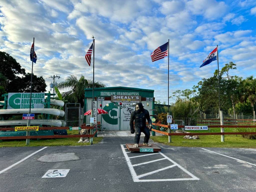 Eine Bigfoot-Statue im Sumpf und das Skunk-Ape-Hauptquartier im Everglades-Nationalpark in Florida, USA.