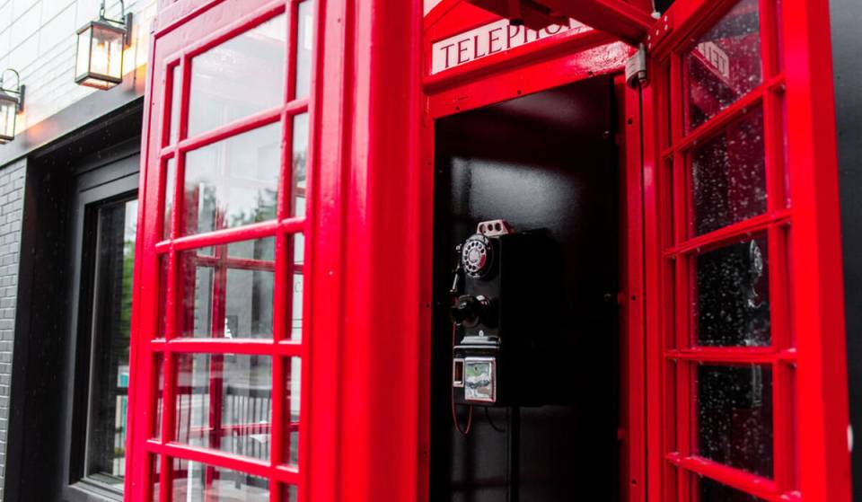 Este bar clandestino de los años 20 escondido en Brickell exige a los clientes que marquen un código secreto en una cabina de teléfono británica para poder entrar