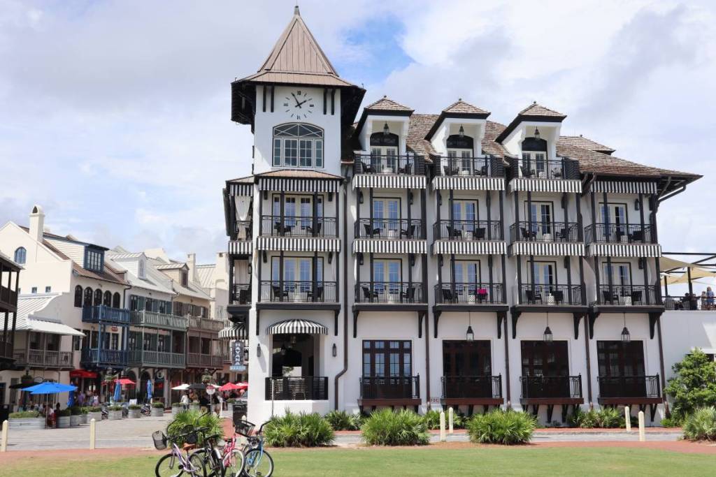 La façade du Pearl Hotel près de Rosemary Beach, en Floride, aux États-Unis