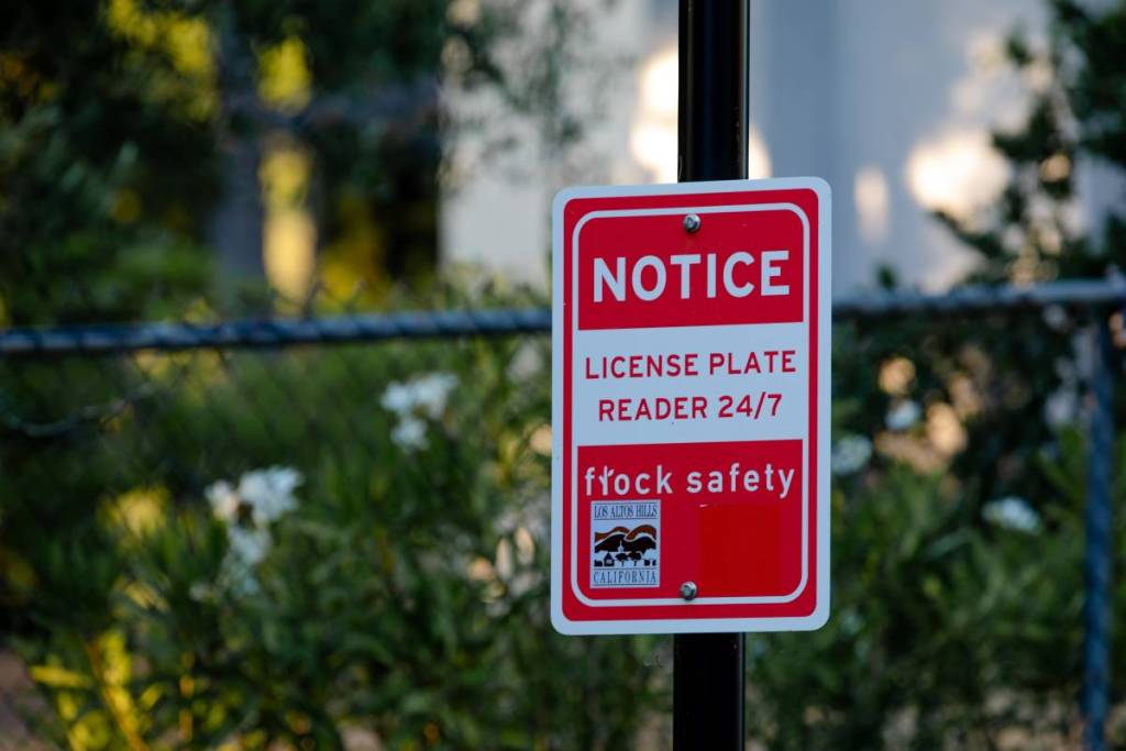 ein rot-weißes Schild für das automatische Kennzeichenlesesystem (ALPR) von Flock Safety, das in Los Altos Hills, Kalifornien, im Einsatz ist, um Verbrechen zu verhindern und aufzuklären