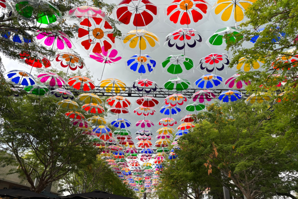 La instalación «Giralda in Bloom» sobre la plaza de la Giralda