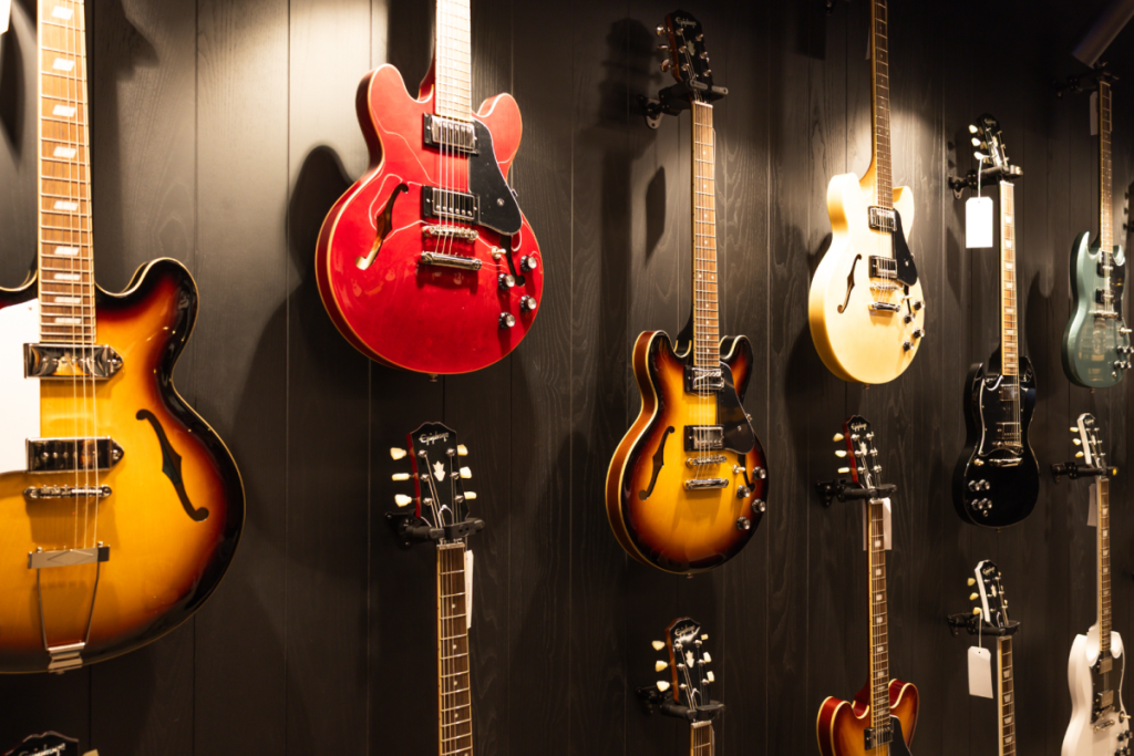 Colección de guitarras eléctricas Gibson en el Gibson Garage. Londres, Reino Unido, 11 de mayo de 2024