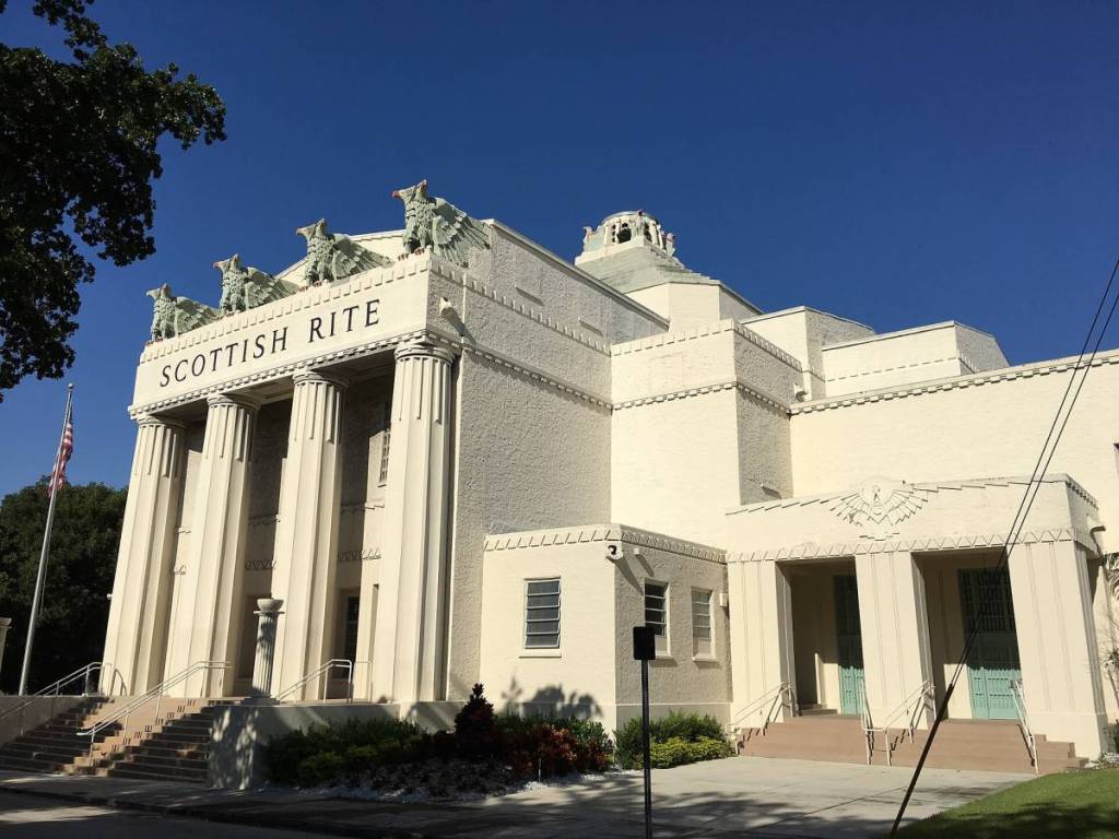 El exterior del Scottish Rite Temple de Miami