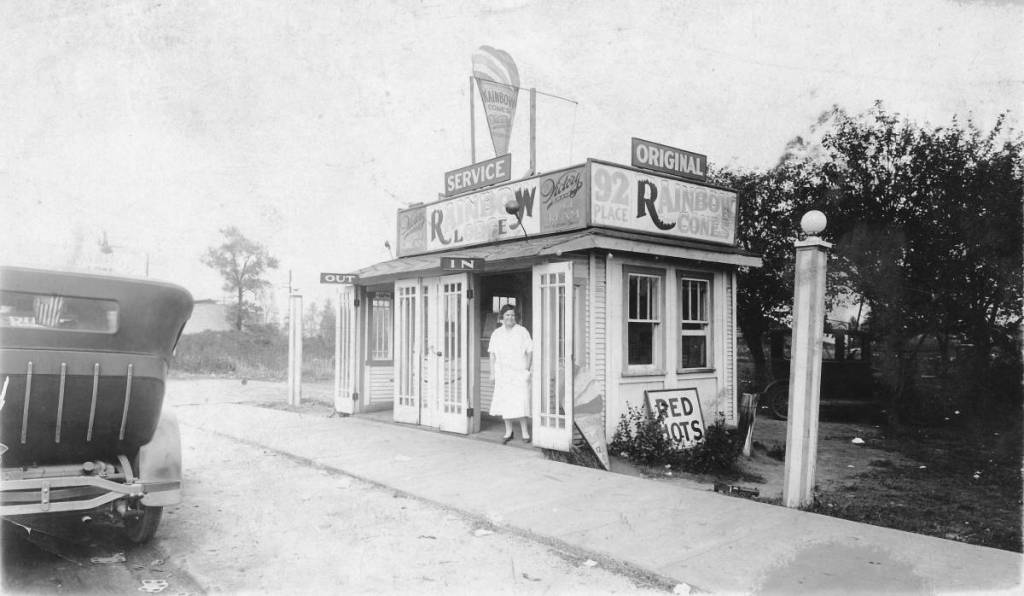 Katherine Sapp en el puesto original de Rainbow Cone, en el South Side de Chicago, hacia 1926