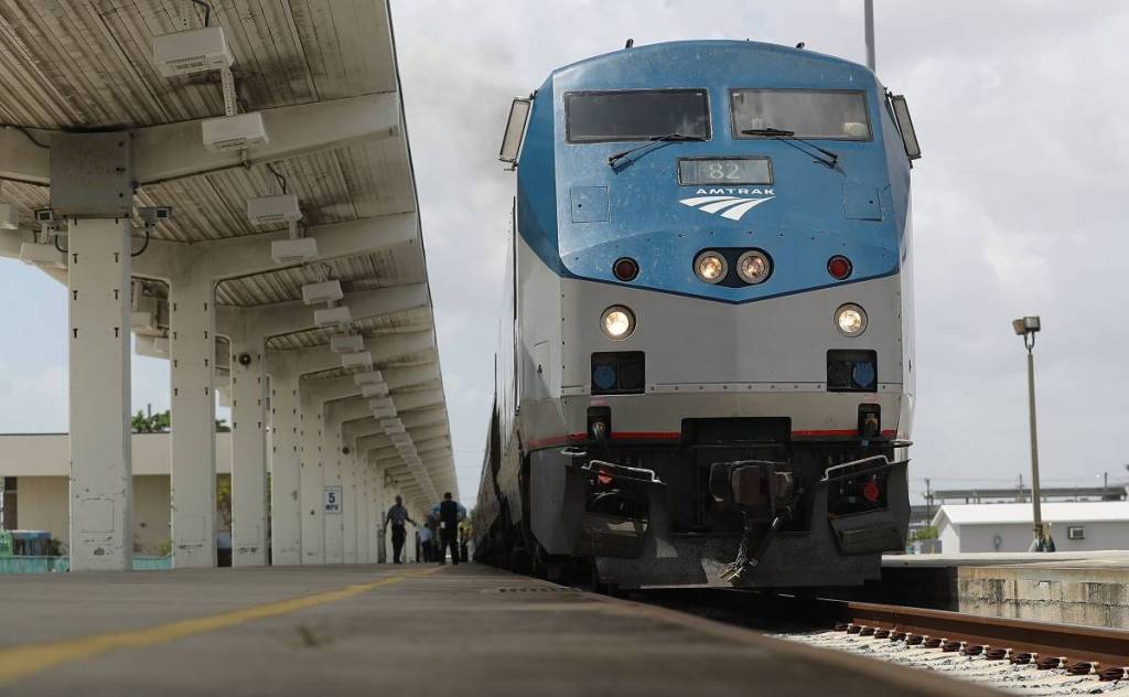 Se ve un tren de Amtrak mientras la gente sube a bordo en la estación de Miami el 24 de mayo de 2017 en Miami, Florida.