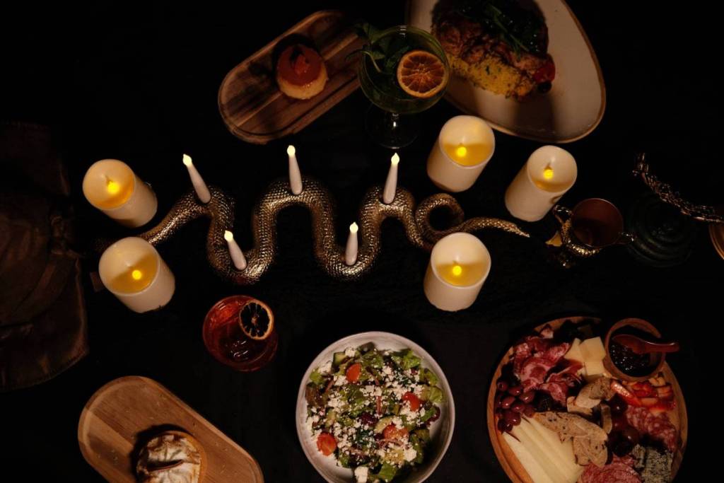 Cena-teatral de misterio y asesinato de Halloween