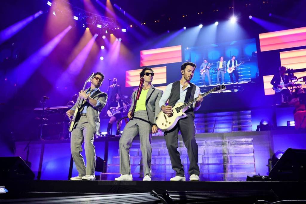 NUEVA YORK, NUEVA YORK - 20 DE AGOSTO: (De izquierda a derecha) Nick Jonas, Joe Jonas y Kevin Jonas actúan en el escenario durante el concierto «Jonas Brothers: The Burning Up Tour All Over Again - New York» en el Madison Square Garden el 20 de agosto de 2026 en la ciudad de Nueva York.