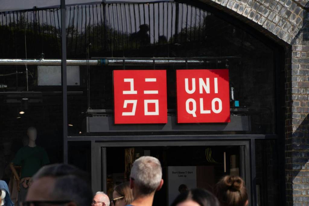 Logotipo de la fachada de la tienda Uniqlo