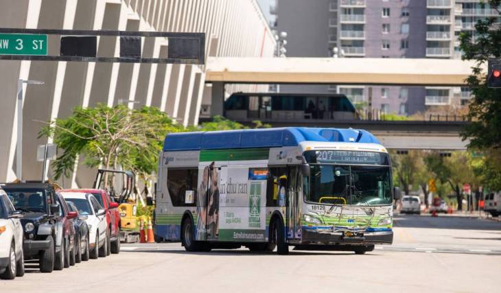 Miami-Dade County beschließt erste Fahrpreiserhöhung im öffentlichen Nahverkehr seit 13 Jahren und erhöht die Metrorail- und Busfahrpreise im Jahr 2027 um 50 Cent
