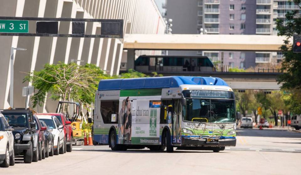 El condado de Miami-Dade aprueba la primera subida de tarifas de transporte público en 13 años, con un incremento de 50 céntimos en las tarifas de Metrorail y autobús en 2027