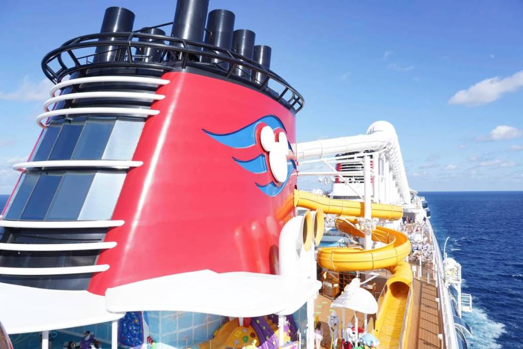 Puerto Cañaveral, Florida - 27 de diciembre de 2025: La chimenea y los toboganes acuáticos en la cubierta del barco «Treasure» de Disney Cruise Line mientras zarpa de Puerto Cañaveral.