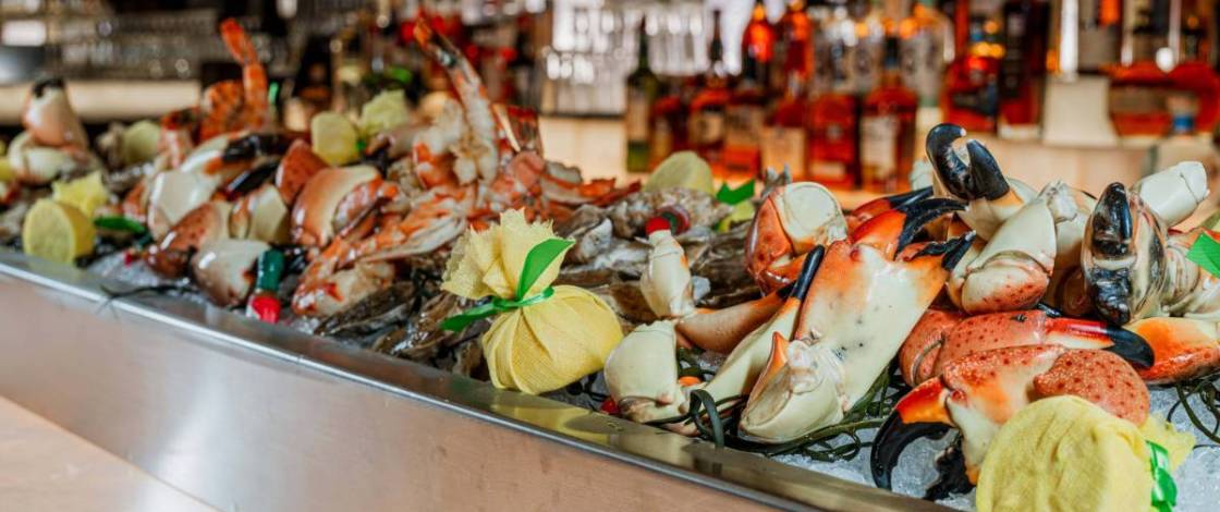 13 restaurantes imprescindibles de Miami para saciar tu antojo de cangrejo de piedra esta temporada