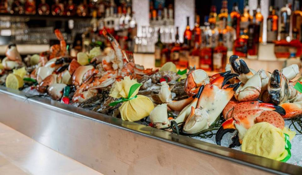 13 restaurantes imprescindibles de Miami para saciar tu antojo de cangrejo de piedra esta temporada
