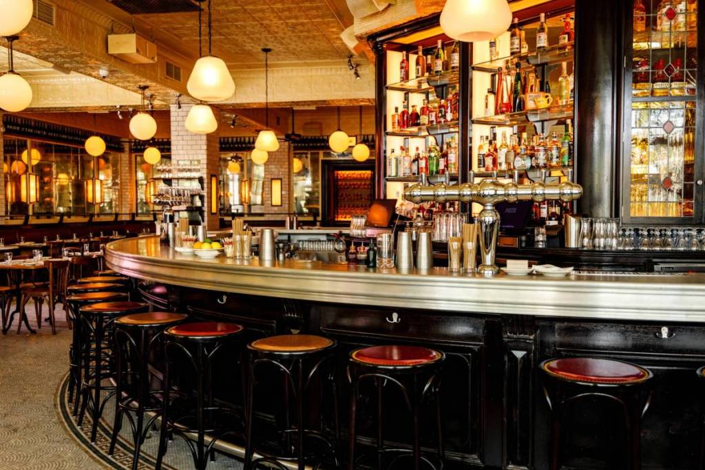 Pastis Interior Bar