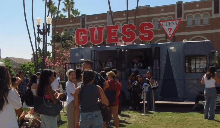 Solo durante un día, GUESS trae su camión pop-up de denim de 18 pies a la Universidad de Miami con matcha gratis, bolsos personalizados y sesiones de fotos
