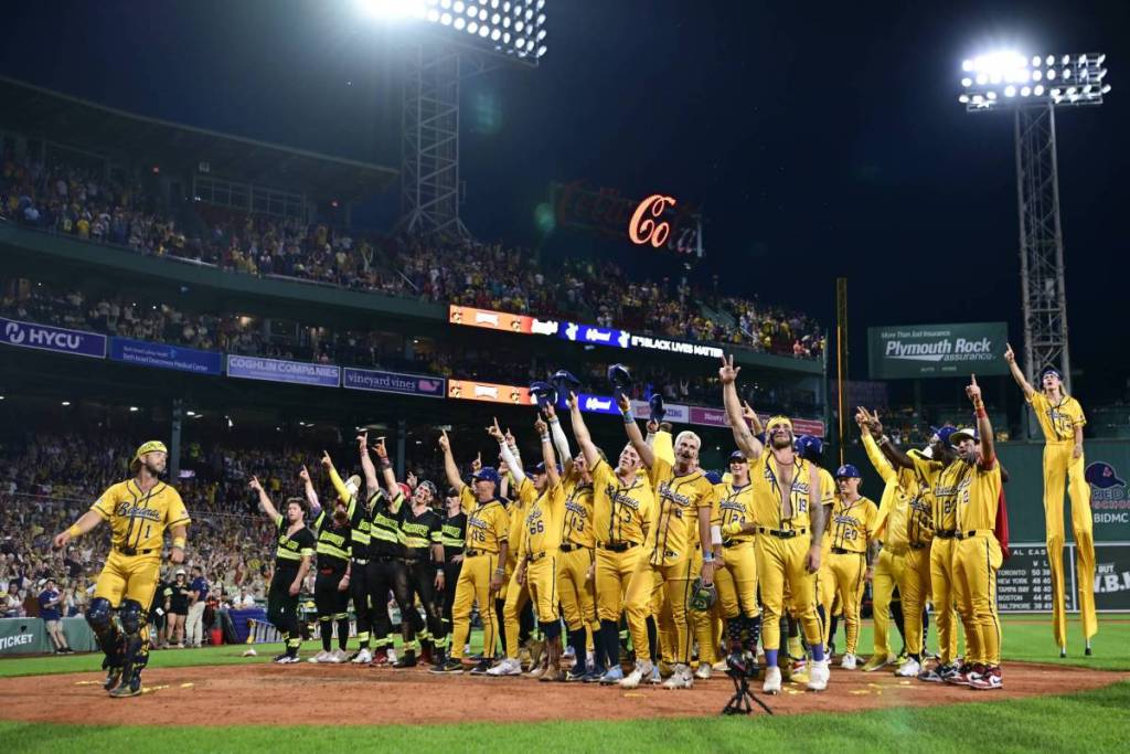 BOSTON, MASSACHUSETTS - 5 DE JULIO: Miembros de los Savannah Bananas y los Firefighters saludan a los aficionados tras su partido en el Fenway Park el 5 de julio de 2025 en Boston, Massachusetts.