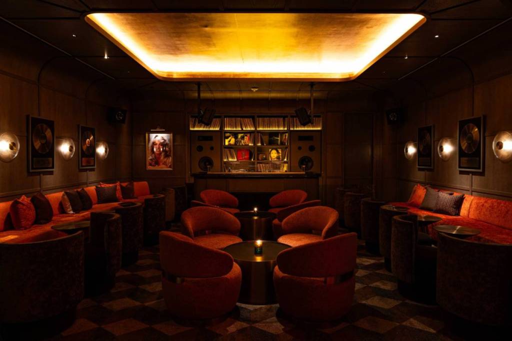 400 Vinyl Room