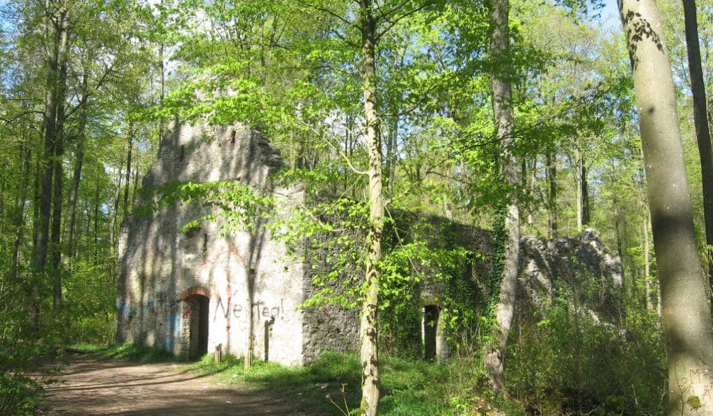 St.-Ulrichs-Kapelle als Lost Place im Wald