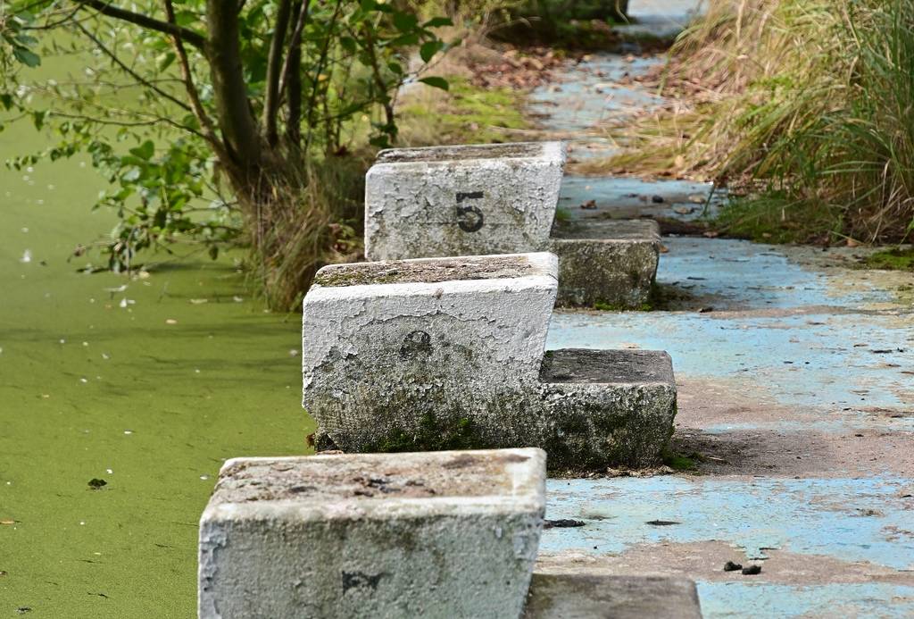 Schwimmblöcke in einem verfallenen Freibad