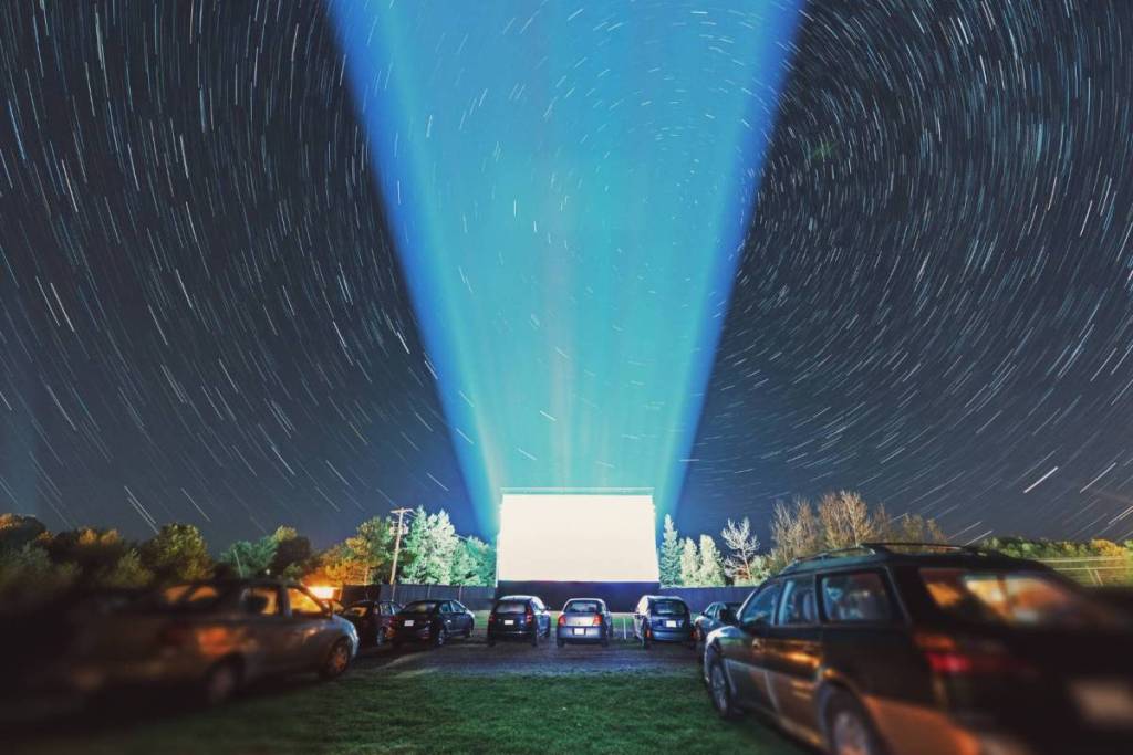 autos vor einer leinwand im autokino