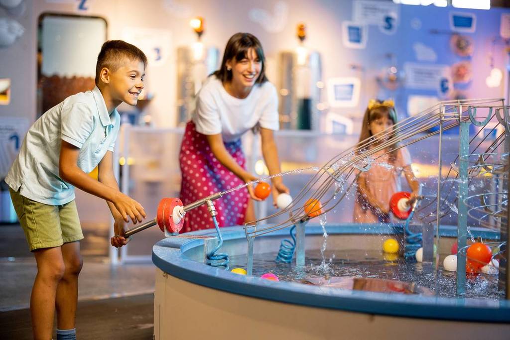 Kids experience science at the museum