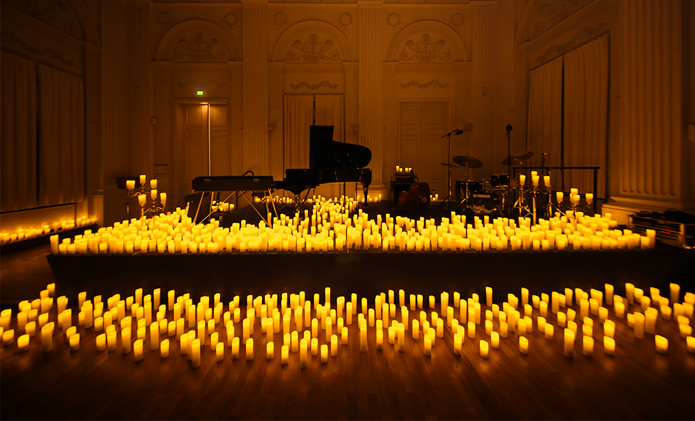 Piano und andere Instrumente auf der Bühne mit Meer aus Kerzen bei einem Candlelight-Konzert im Max-Joseph-Saal in München