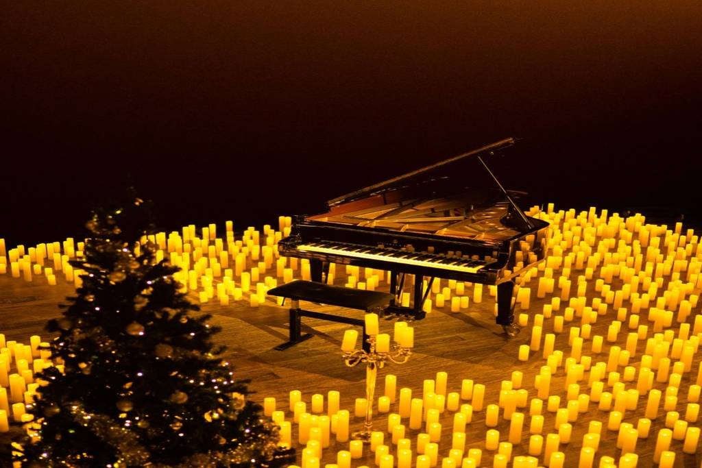 candlelight konzert zu weihnachten mit flügel, kerzen und tanne