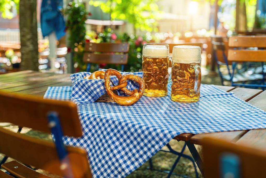 brezel und maß im biergarten