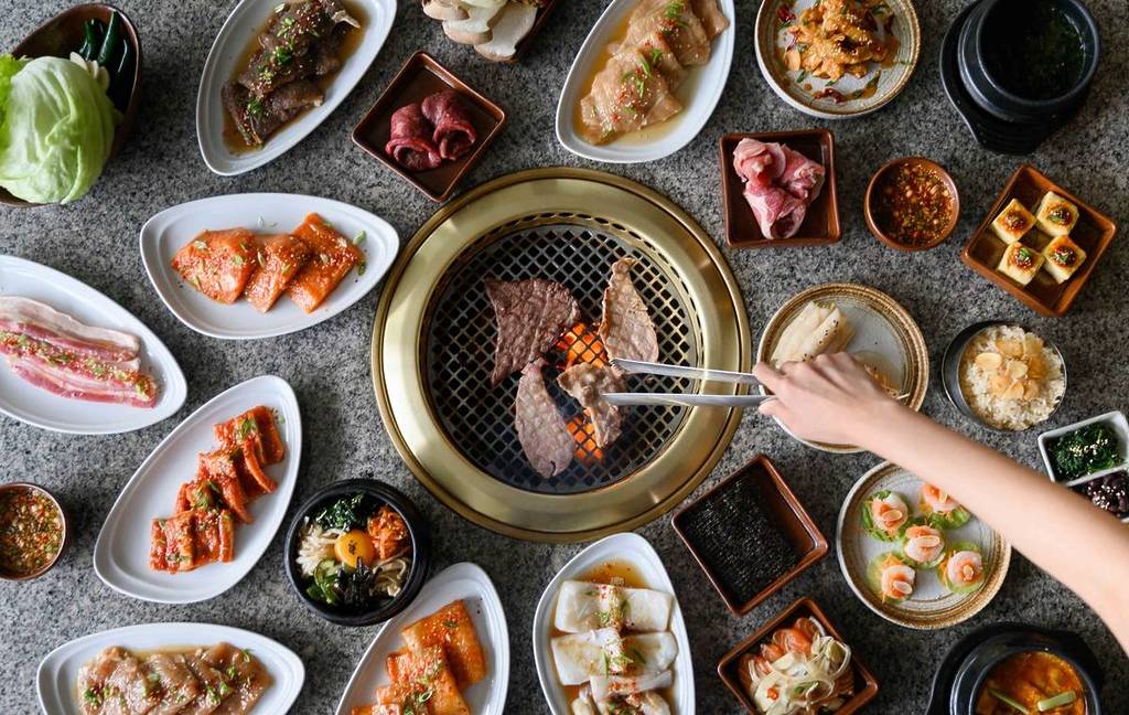 Koreanisches BBQ mit vielen Gerichten von oben
