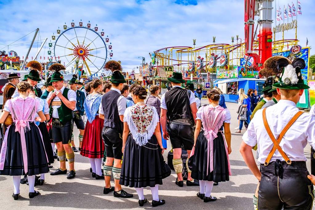 People at the Spring Festival on the Theresienwiese in April in Munich