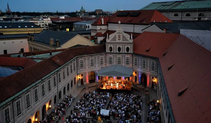 Der Münchner Open Air Sommer 2026 ist zurück und erfüllt den August mit einem bunt gemischten Musikprogramm & Dolce-Vita-Feeling