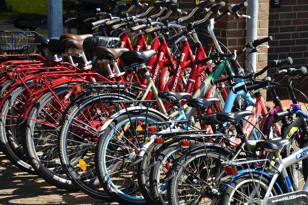 viele bunte fahrräder
