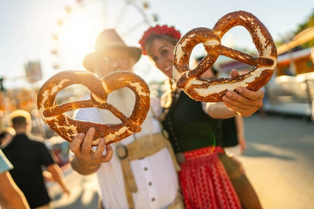 besucher mit brezn auf dem Oktoberfest